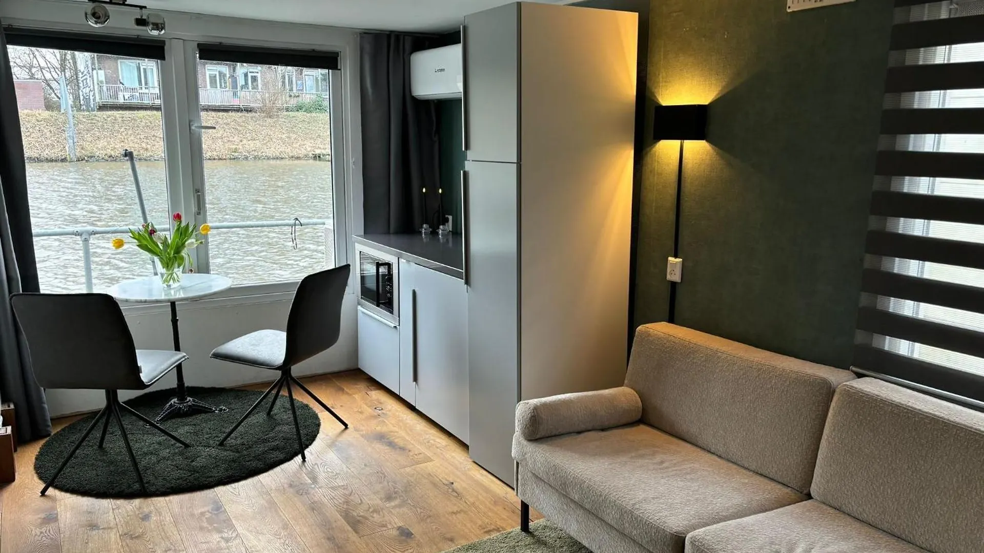 Luxury Studio On Robs Houseboat Special For Couples Amsterdam Bed & Breakfast